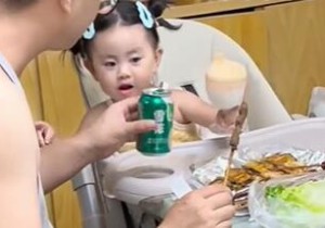 爸爸半夜馋酒找女儿当"酒搭子" 场面简直乐翻天