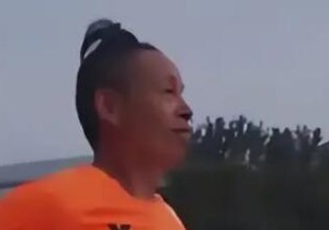 大叔重学走路后拿90多个长跑奖牌 曾因重病瘫卧在床