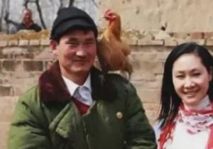 北京大妈堵大衣哥家索要100万 独特的嗓音和朴实的形象赢得了众多观众的喜爱