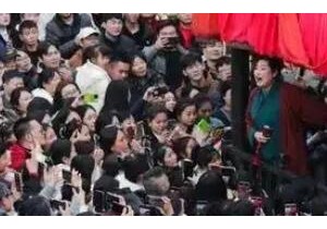 王婆回应已婚男相亲事件 妻子崩溃称“将回国离婚”