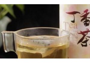 男孩考试仅50分，退步25名，爸爸怒烧千张烟卡，评论网友炸锅！